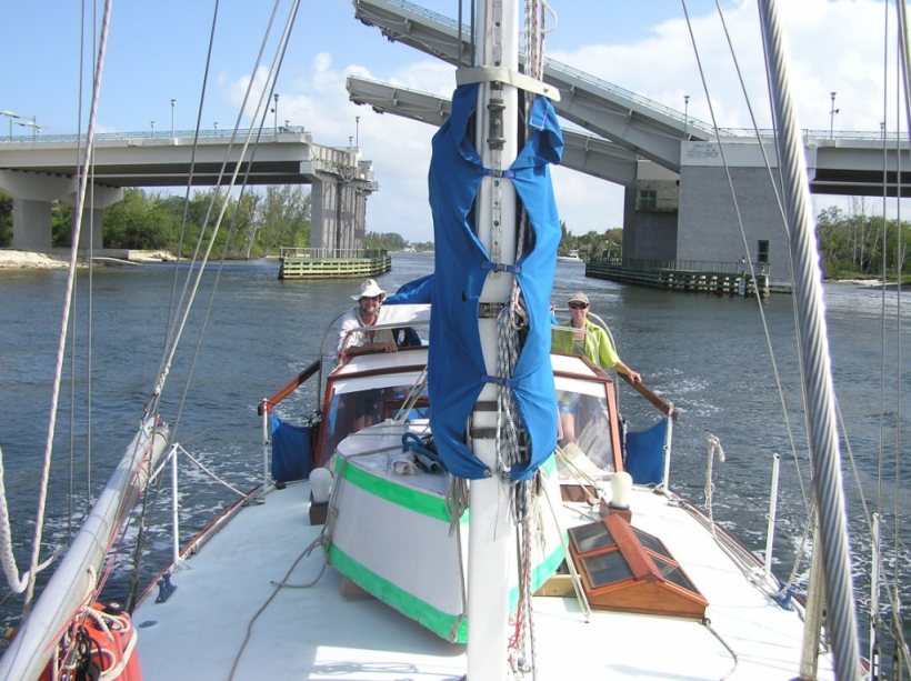 The mast can stay up on the east coast ICW, as the bridges open for us.